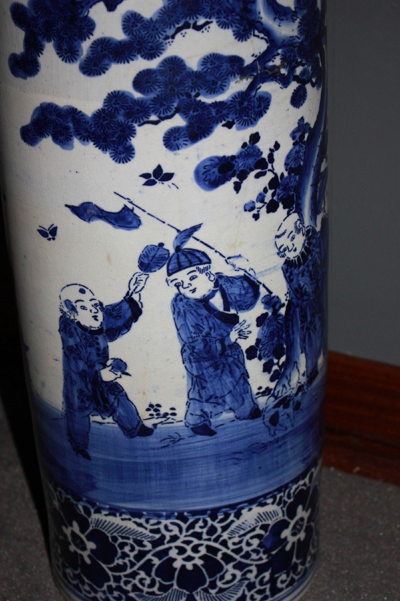 Vaso Porta Ombrelli Cinese in Porcellana Bianca e Blu Decorata con Personaggi-photo-1