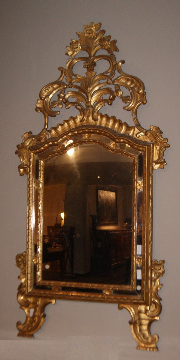 Spectacular Italian mirror from the late 1700s in wood gilded with gold leaf. Origin: Italy Per