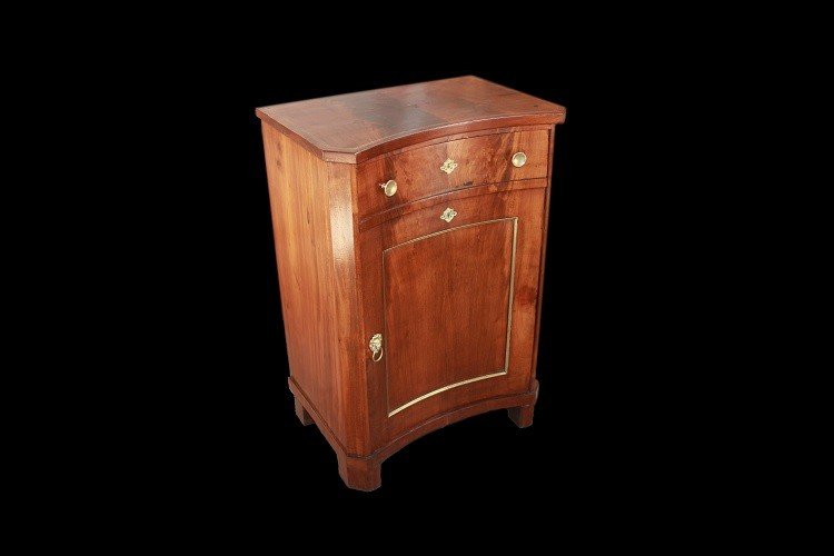 Bellissimo credenzino francese della prima metà 1800, stile Carlo X, in legno di mogano. Presen