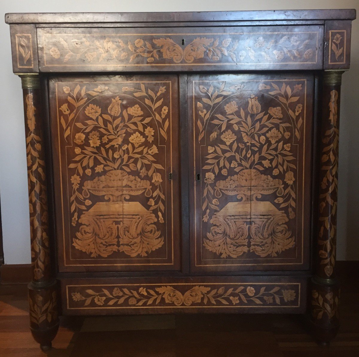 Credenza olandese a due ante e cassetto sottopiano in legno di mogano, riccamente intarsiata in-photo-2