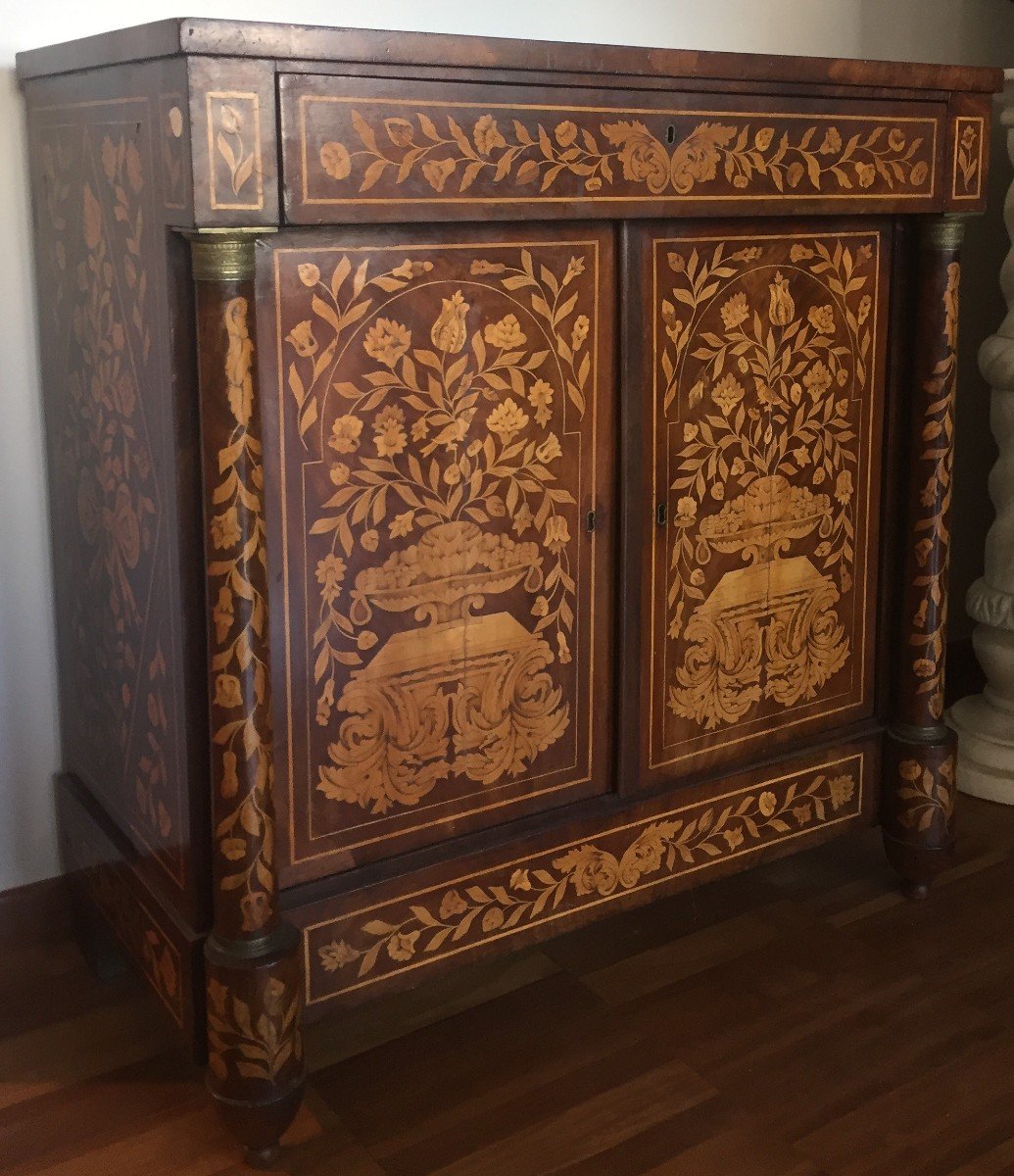 Credenza olandese a due ante e cassetto sottopiano in legno di mogano, riccamente intarsiata in