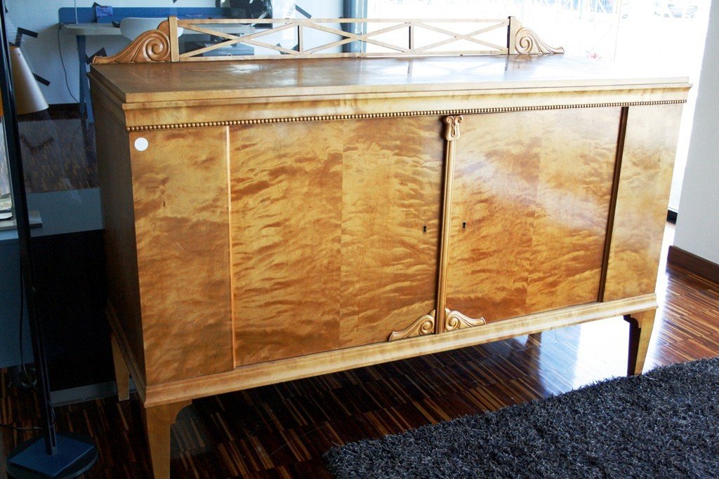 Credenza Nord Europa di fine 1800 in legno di Betulla. Presenta 2 ante e alzatina intagliata a -photo-2