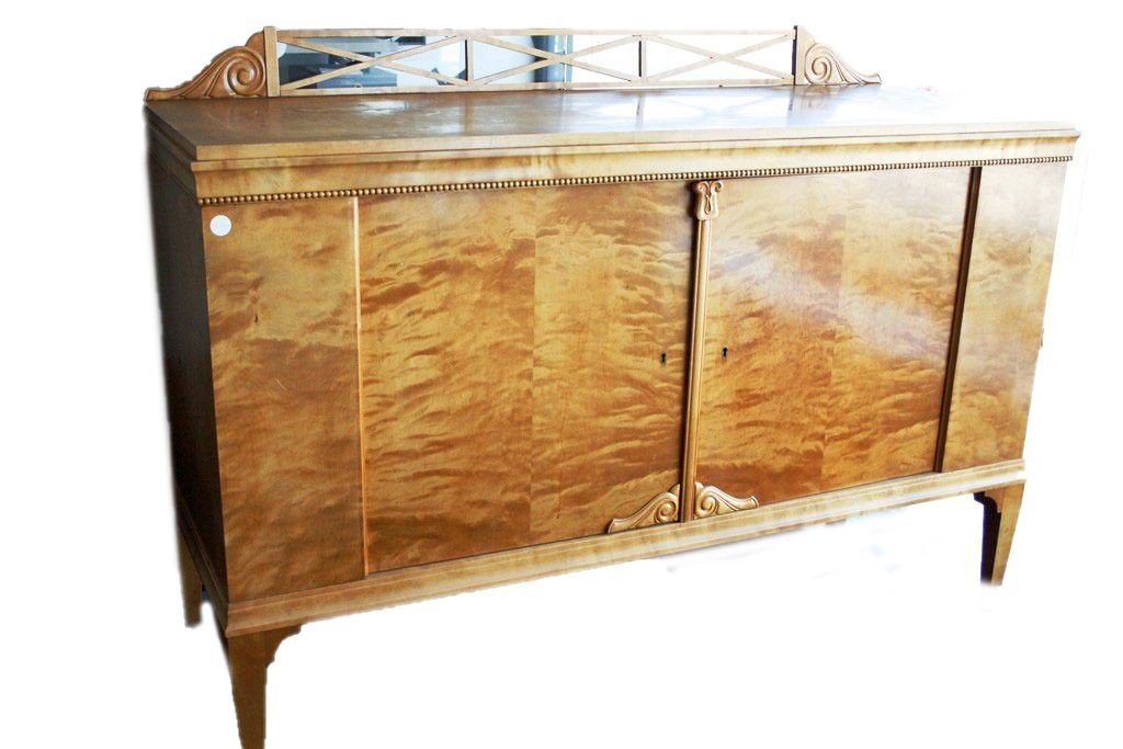 Credenza Nord Europa di fine 1800 in legno di Betulla. Presenta 2 ante e alzatina intagliata a 