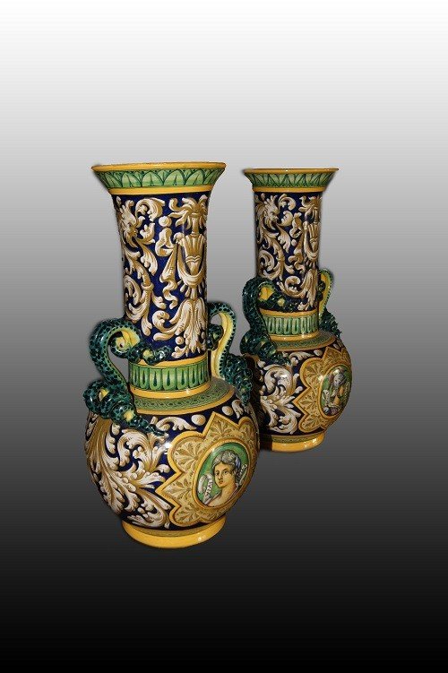 Coppia di stupendi vasi italiani di inizio 1900 in stile Neorinascimento in maiolica riccamente