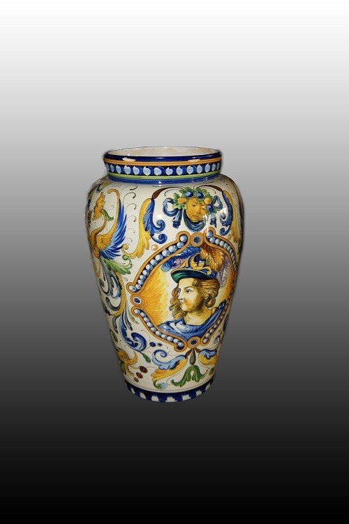 Stupendo vaso italiano di inizio 1900 in stile Neorinascimento in maiolica riccamente decorata.