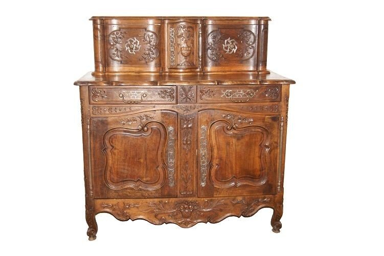 Credenza doppio corpo francese di fine 1800, stile Provenzale, in legno di noce. Presenta corpo