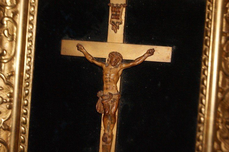 Bellissimo crocifisso francese di inizio 1800 con Cristo in legno e stupenda cornice dorata -photo-3