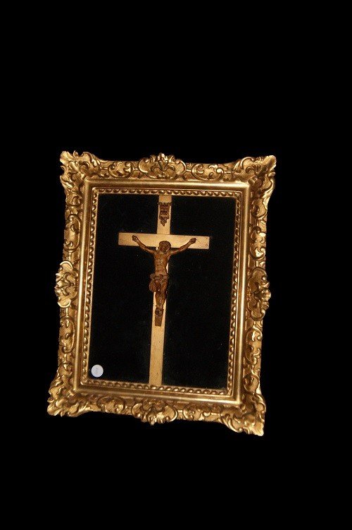 Bellissimo crocifisso francese di inizio 1800 con Cristo in legno e stupenda cornice dorata 