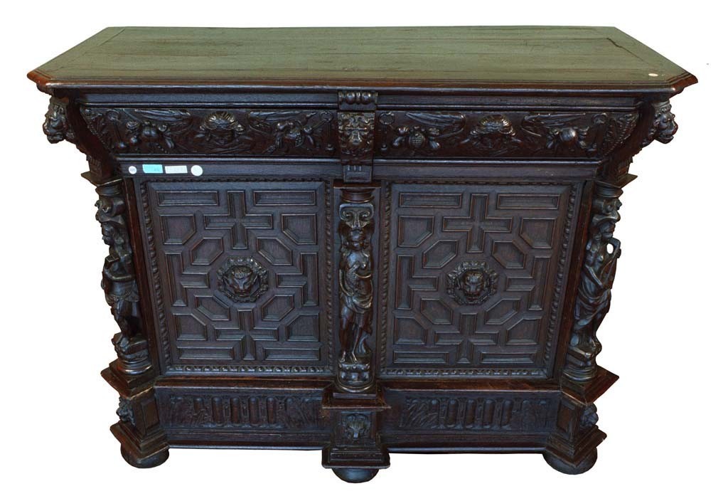 Credenza in rovere a due ante e un cassetto sottopiano. Interamente scolpita e intagliata