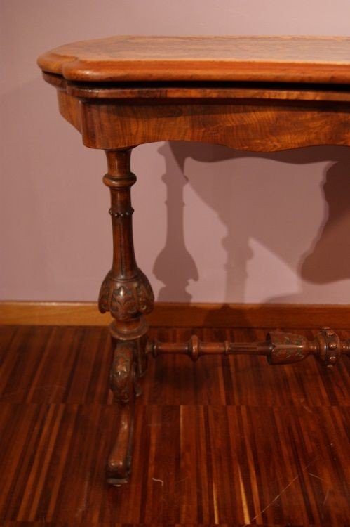  Table a Jeu Irlandaise En Loupe De Noyer Des Années 1800 Avec De Riches Sculptures, Magnifiqu-photo-1