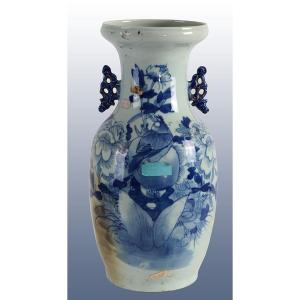 Antico vaso cinese del 1900 in porcellana bianca decorata&nbsp;  Dimensioni: 22x22x44h cm