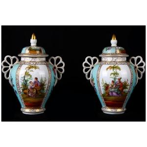 Graziosa coppia di piccole potiche con coperchio, in porcellana decorata con diverse scene 