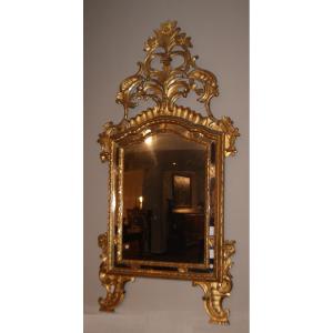 Spectacular Italian mirror from the late 1700s in wood gilded with gold leaf. Origin: Italy Per