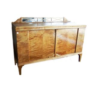 Credenza Nord Europa di fine 1800 in legno di Betulla. Presenta 2 ante e alzatina intagliata a 