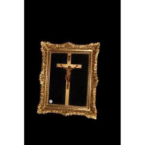 Bellissimo crocifisso francese di inizio 1800 con Cristo in legno e stupenda cornice dorata 