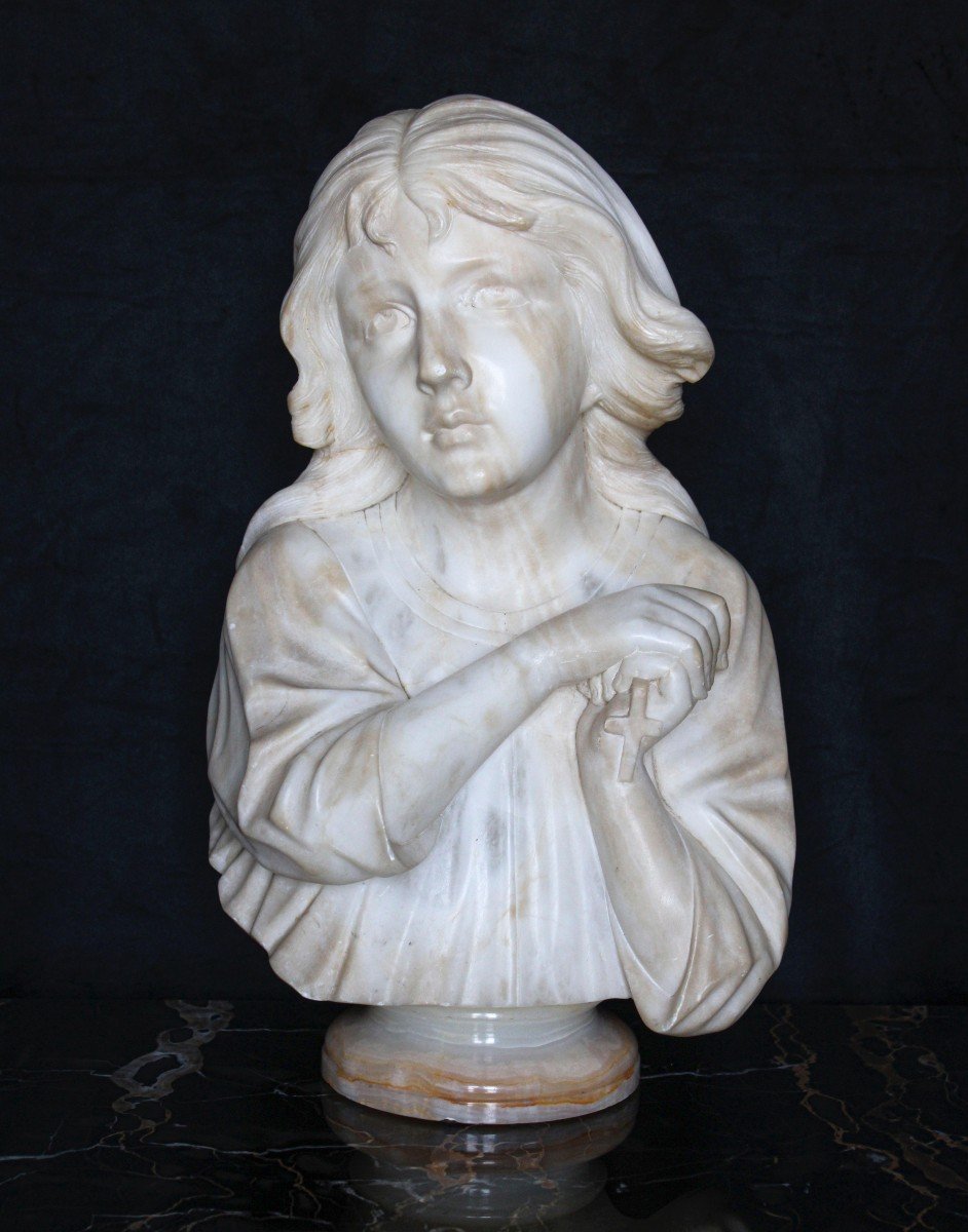 Busto fanciulla con croce 