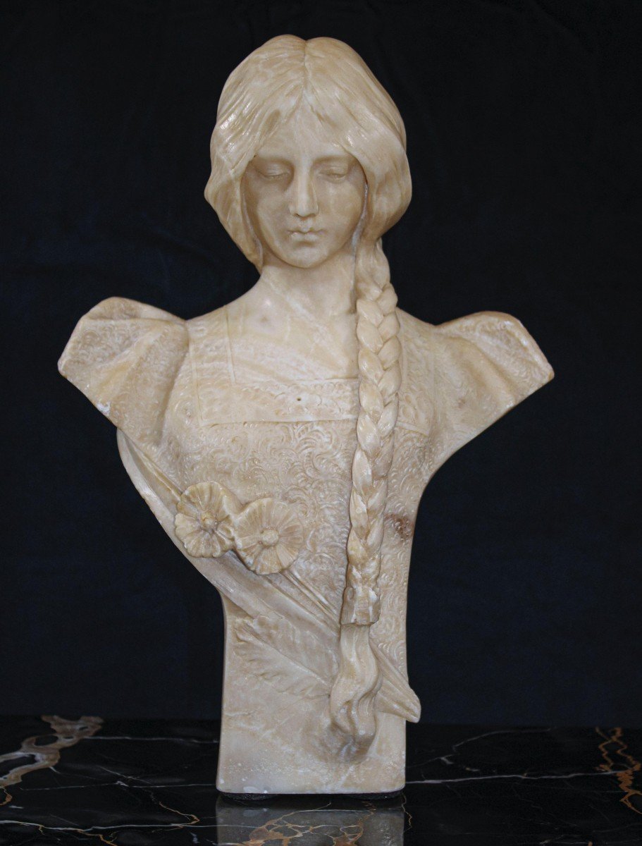 Busto raffigurante una fanciulla con trecce 