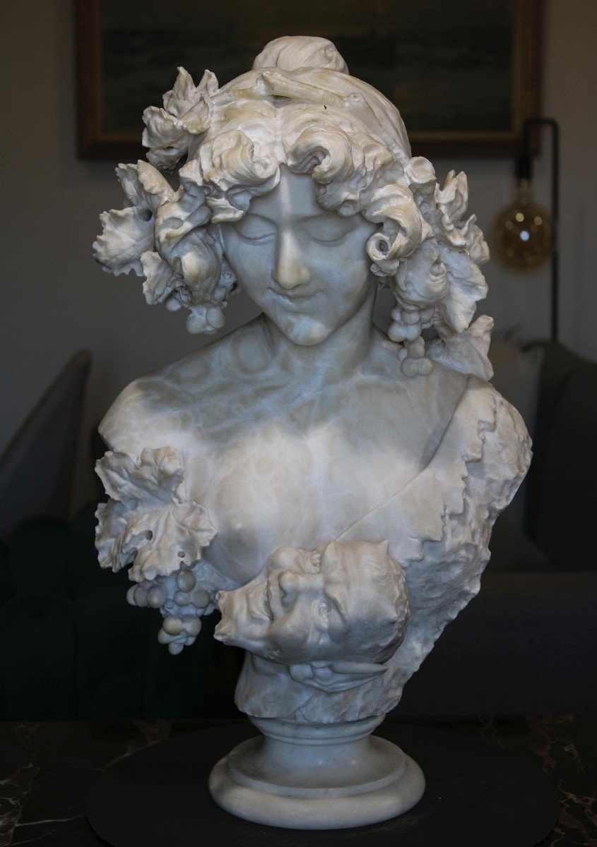 Busto raffigurante fanciulla che sorride con uva sul capo Marmo Carrara -photo-3