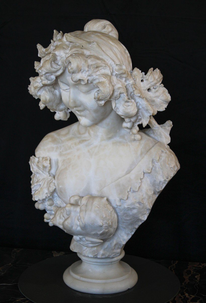 Busto raffigurante fanciulla che sorride con uva sul capo Marmo Carrara -photo-4