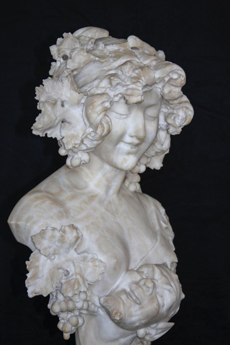 Busto raffigurante fanciulla che sorride con uva sul capo Marmo Carrara -photo-7