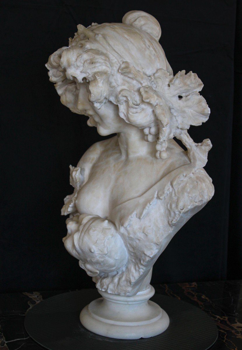 Busto raffigurante fanciulla che sorride con uva sul capo Marmo Carrara -photo-8