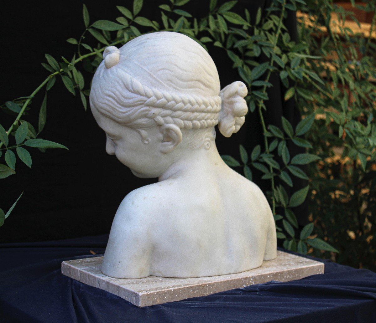 Busto raffigurante fanciulla che sorride in Marmo di Carrara -photo-2