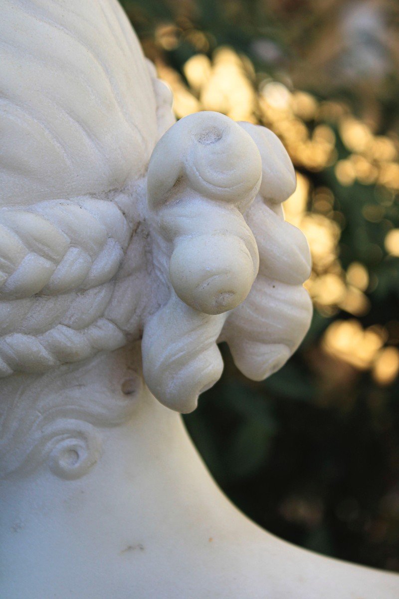 Busto raffigurante fanciulla che sorride in Marmo di Carrara -photo-3