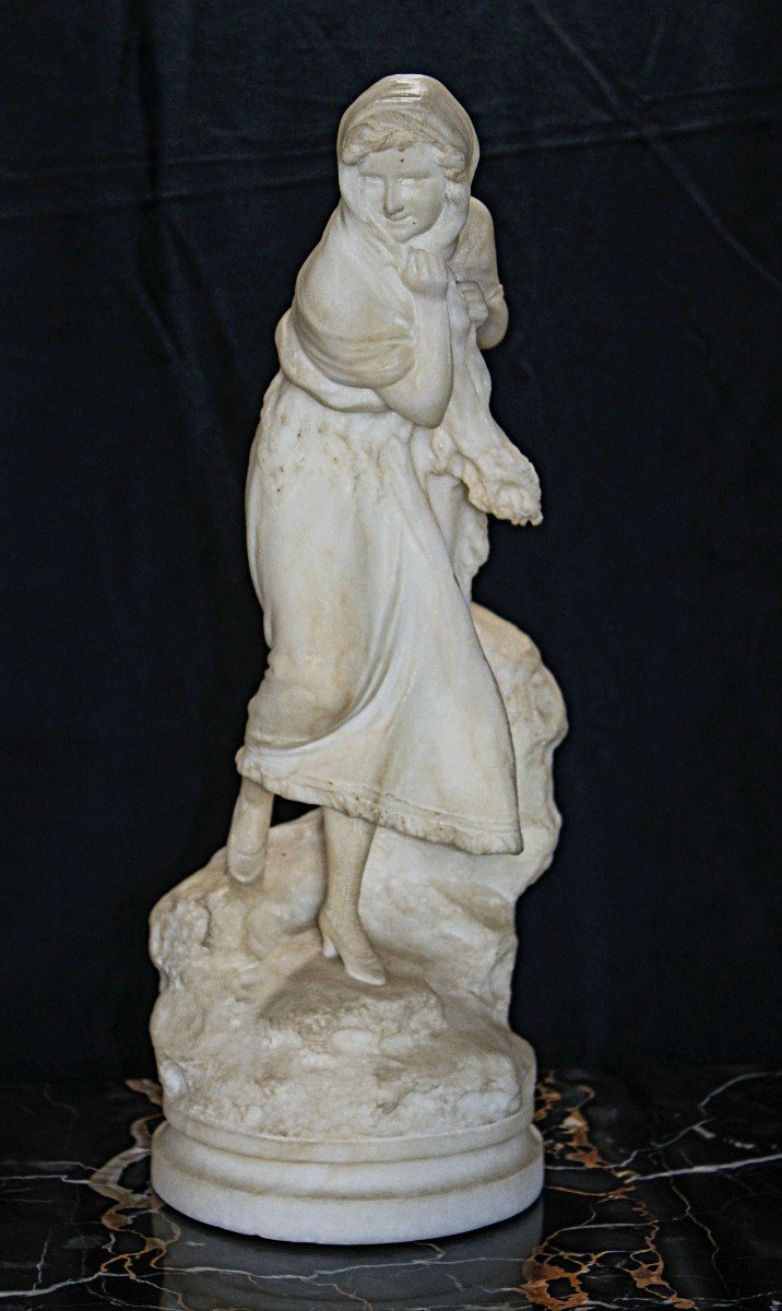 Statua raffigurante una contadina Marmo Carrara 