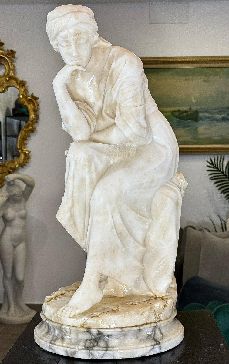 Statua imponente raffigurante una fanciulla chinata, con una mano sul mento Marmo -photo-3