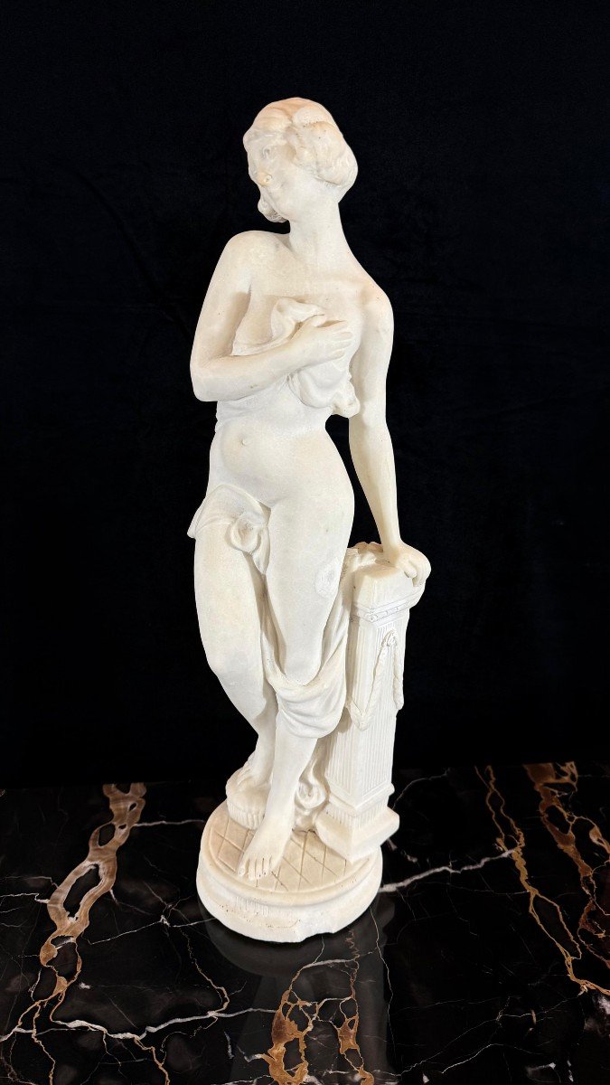 Statua raffigurante una fanciulla Nuda in Marmo Bianco di Carrara