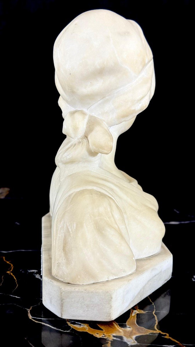 Busto raffigurante fanciulla che sorride -photo-2