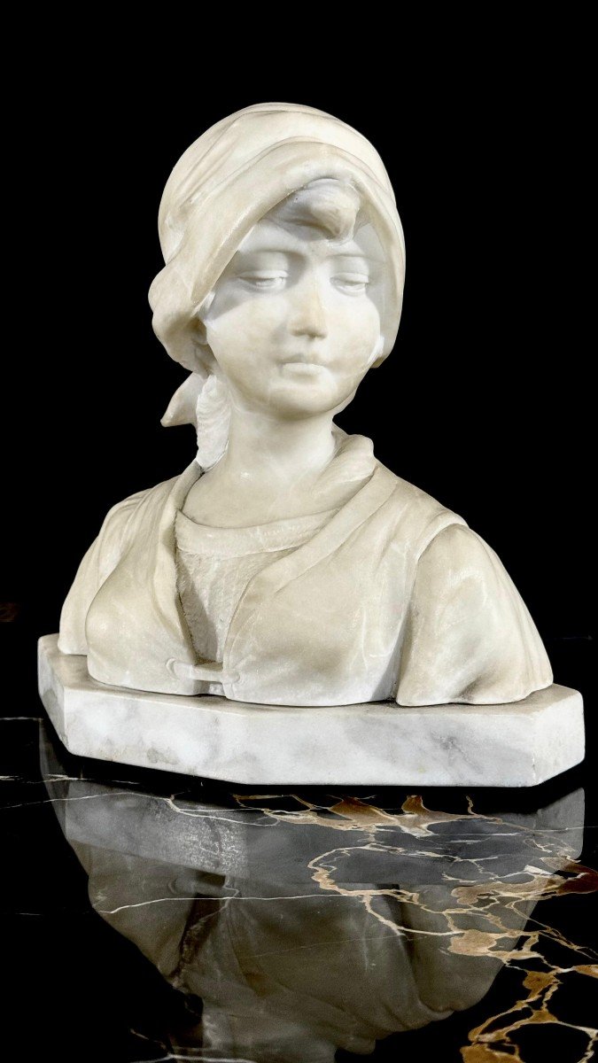 Busto raffigurante fanciulla che sorride 