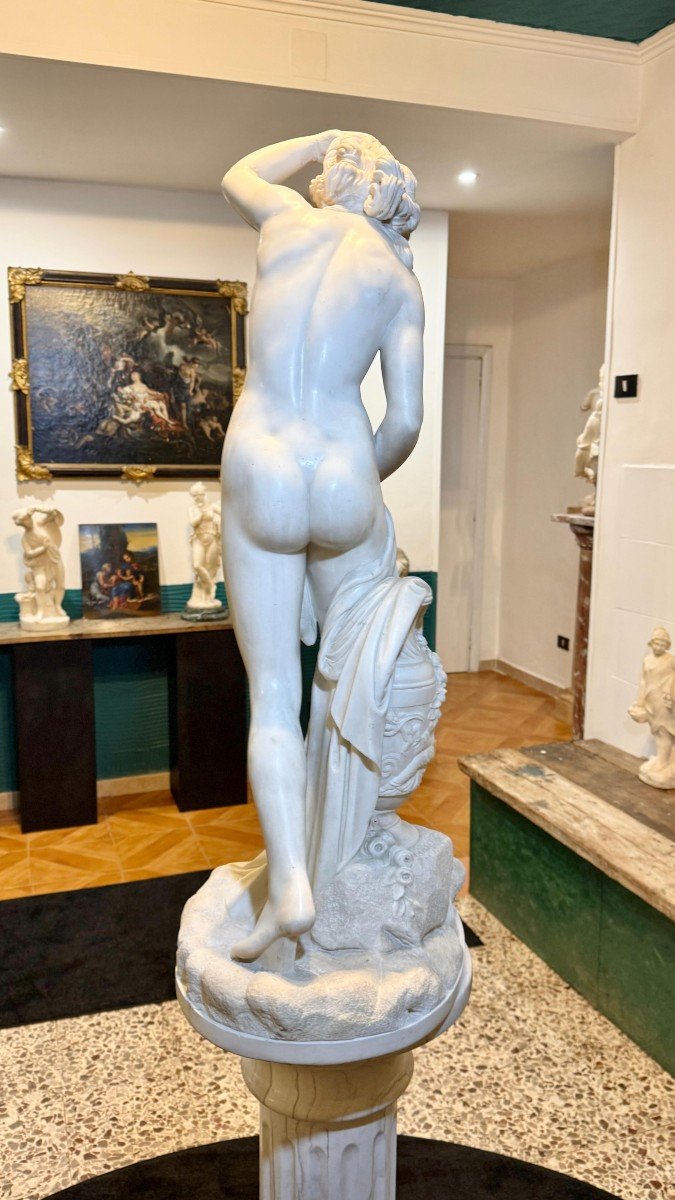 Grande Statua Bagnante Nuda con capitello in Marmo Bianco di Carrara -photo-1