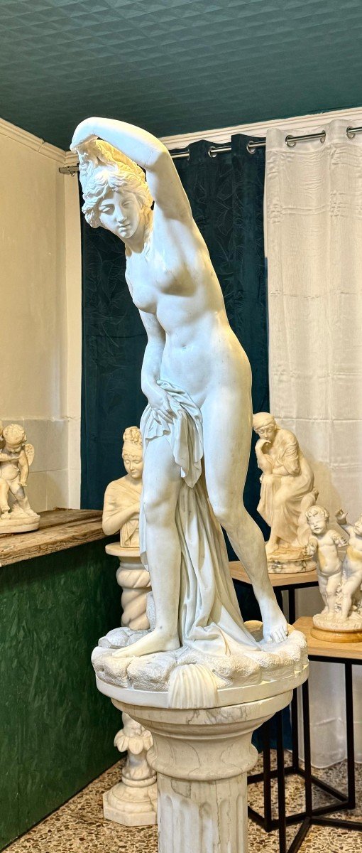 Grande Statua Bagnante Nuda con capitello in Marmo Bianco di Carrara 