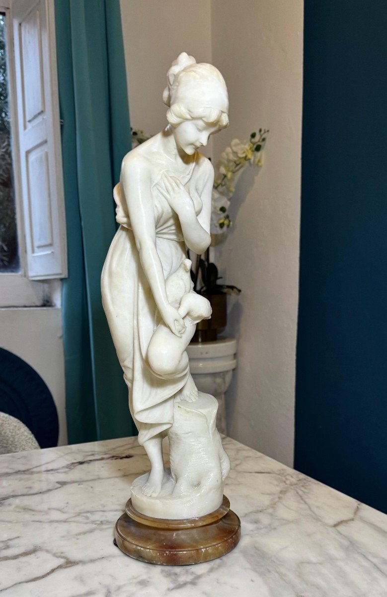 Statua raffigurante fanciulla con colombe Marmo