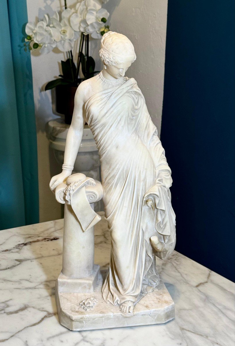 Statua raffigurante una poetessa greca con pergamena in mano Marmo