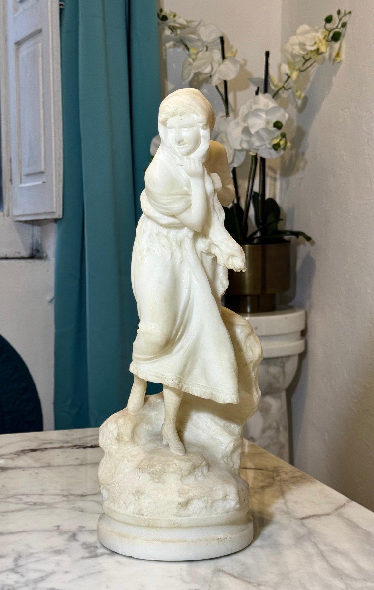 Statua raffigurante giovane contadina sorridente Marmo