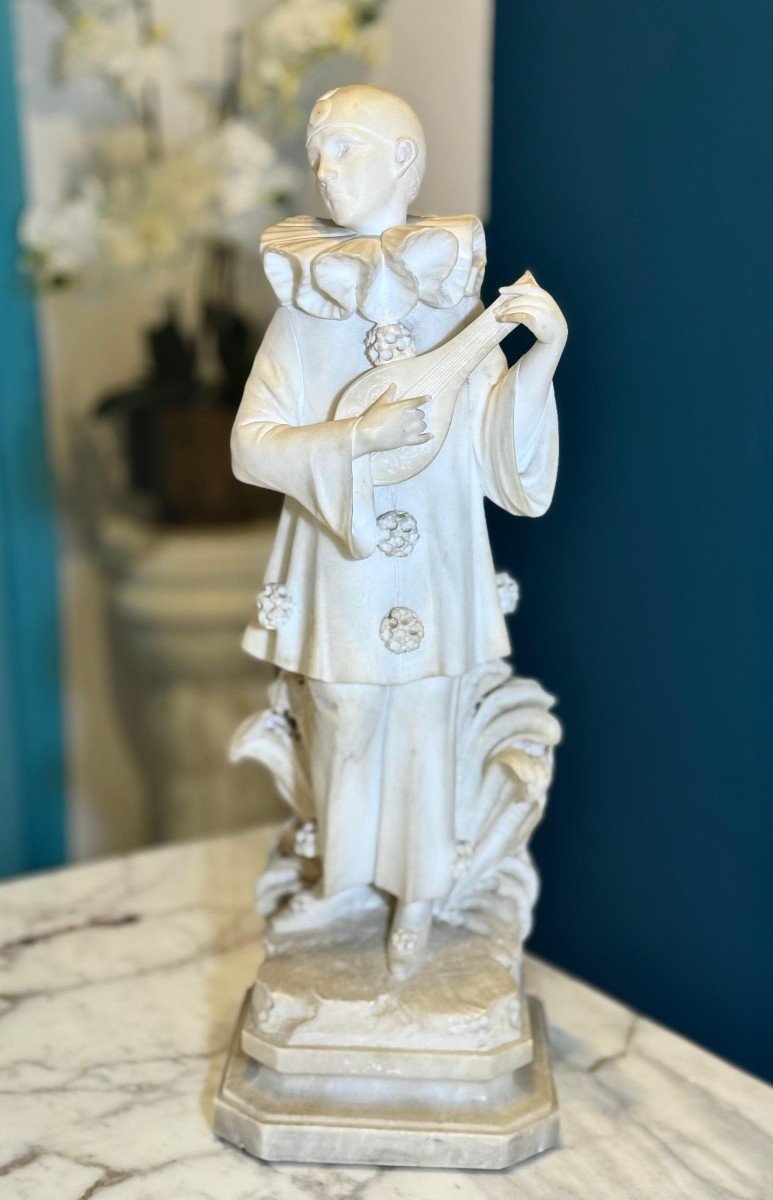 Statua raffigurante Pierrot con Mandolino Marmo