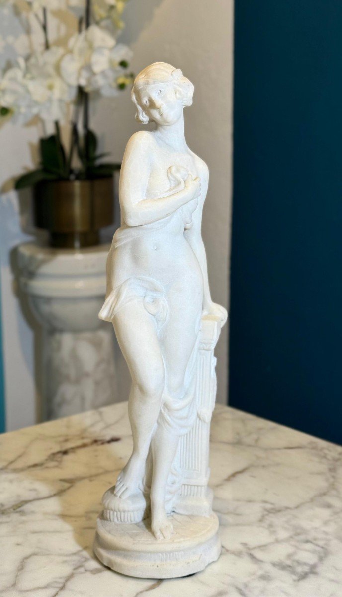 Statua raffigurante una fanciulla Nuda in Marmo Bianco di Carrara