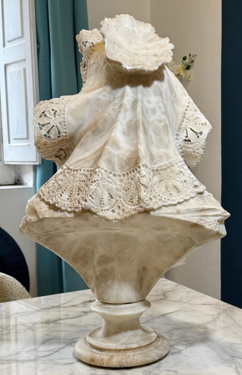 Grande busto raffigurante una bellissima signorina sorridente Marmo -photo-1