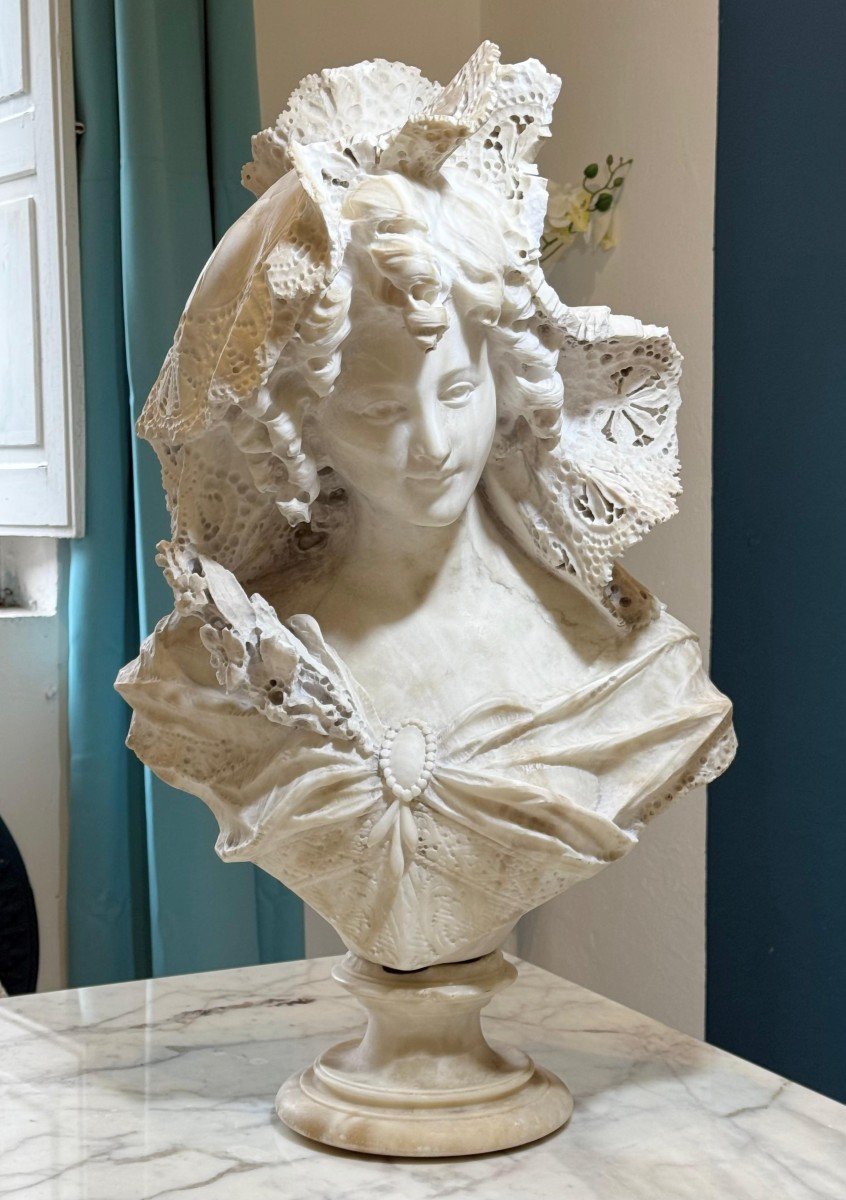 Grande busto raffigurante una bellissima signorina sorridente Marmo 