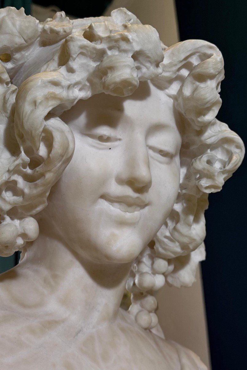 Busto raffigurante una donna con foglie e uva in testa Marmo -photo-6