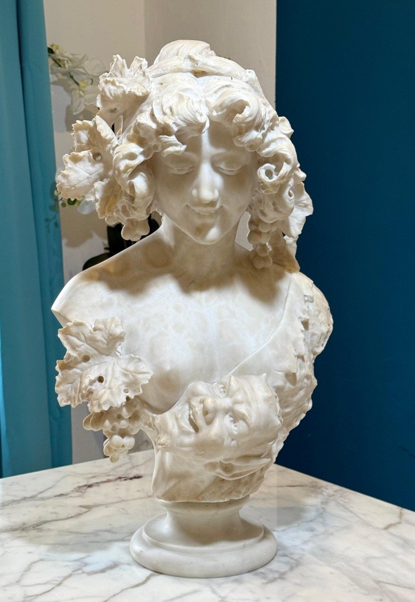 Busto raffigurante una donna con foglie e uva in testa Marmo 