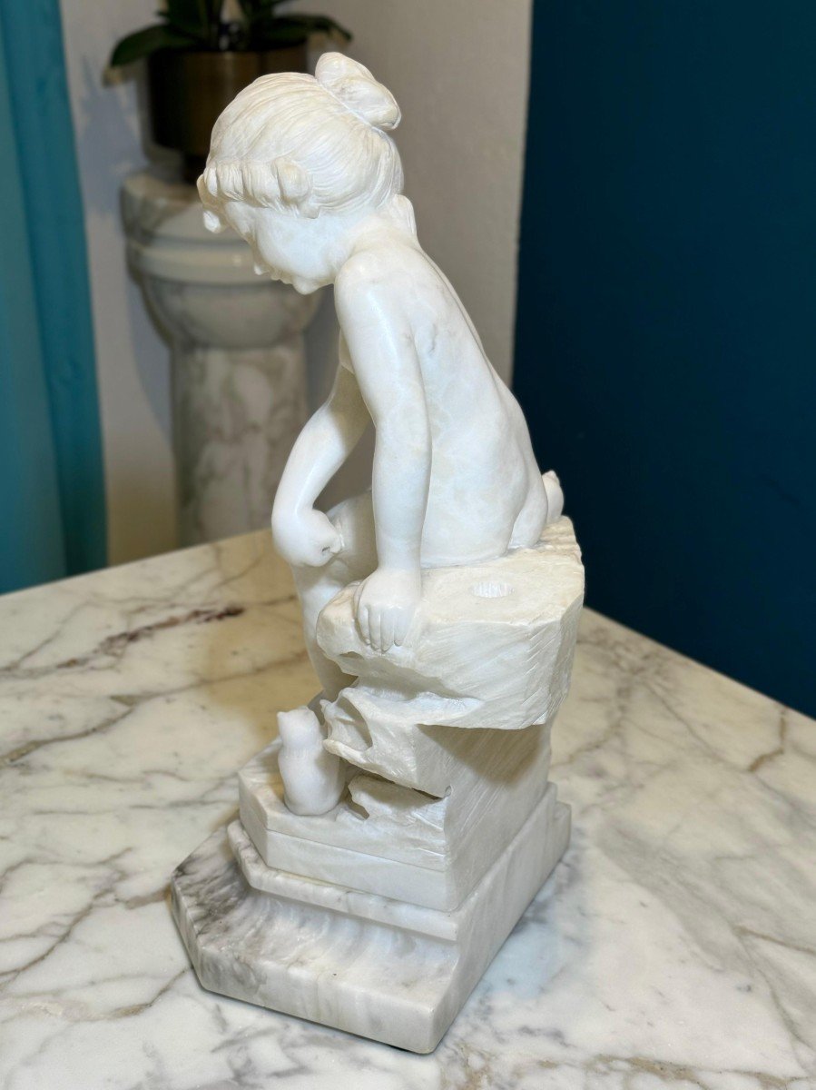 Statua raffigurante un bambino che gioca con un gattino Marmo-photo-2