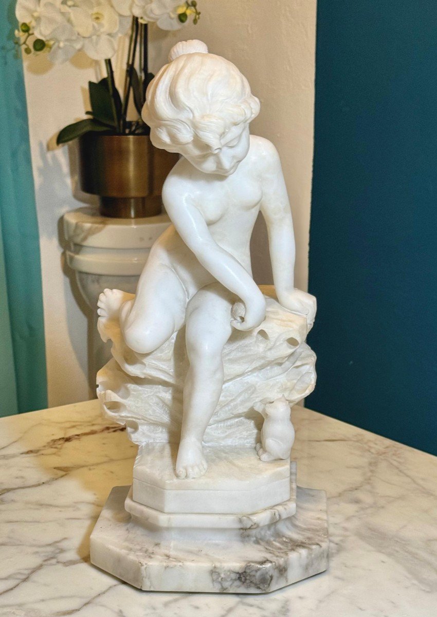 Statua raffigurante un bambino che gioca con un gattino Marmo