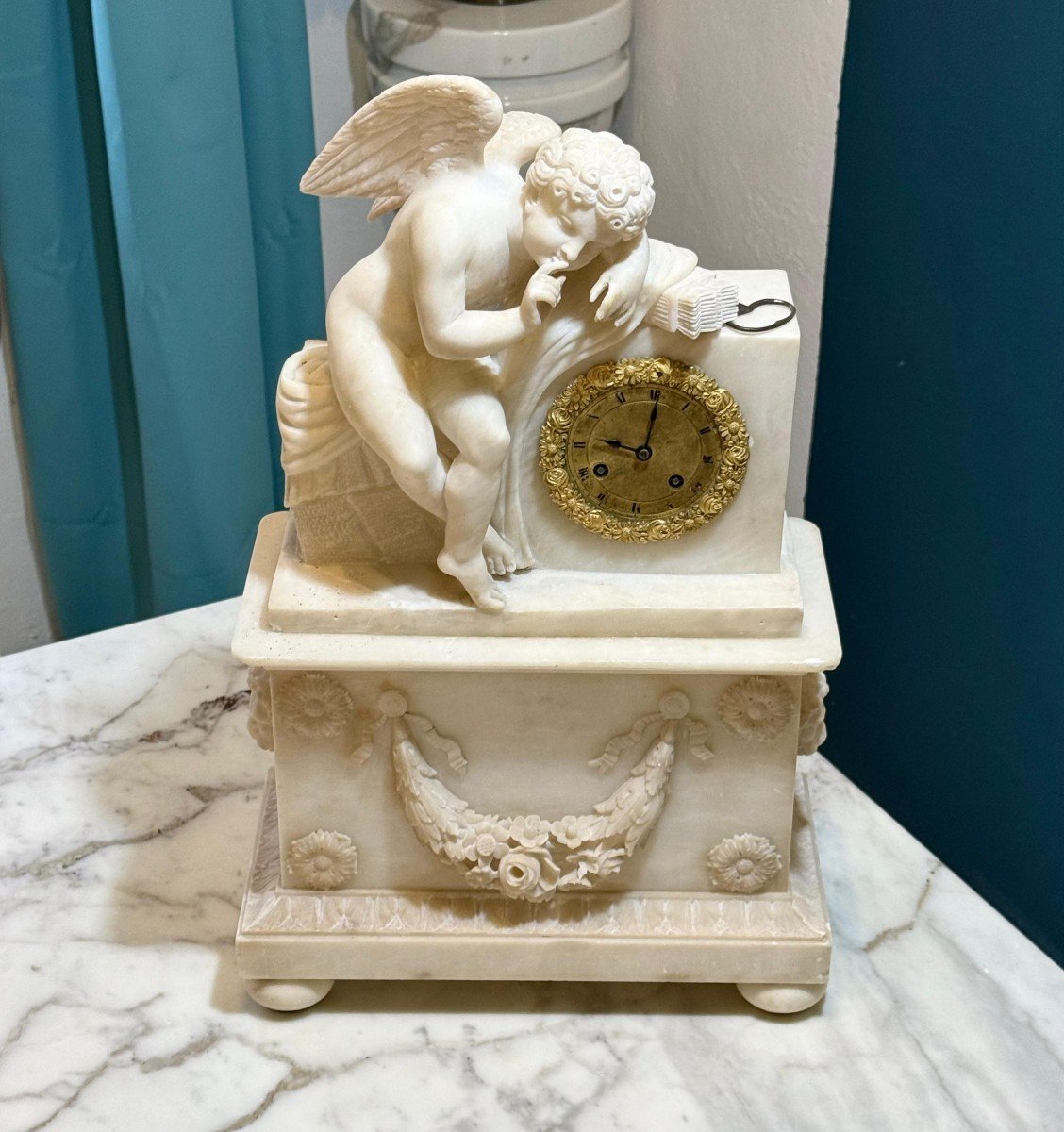 Orologio francese in alabastro con scultura raffigurante un angioletto-photo-2