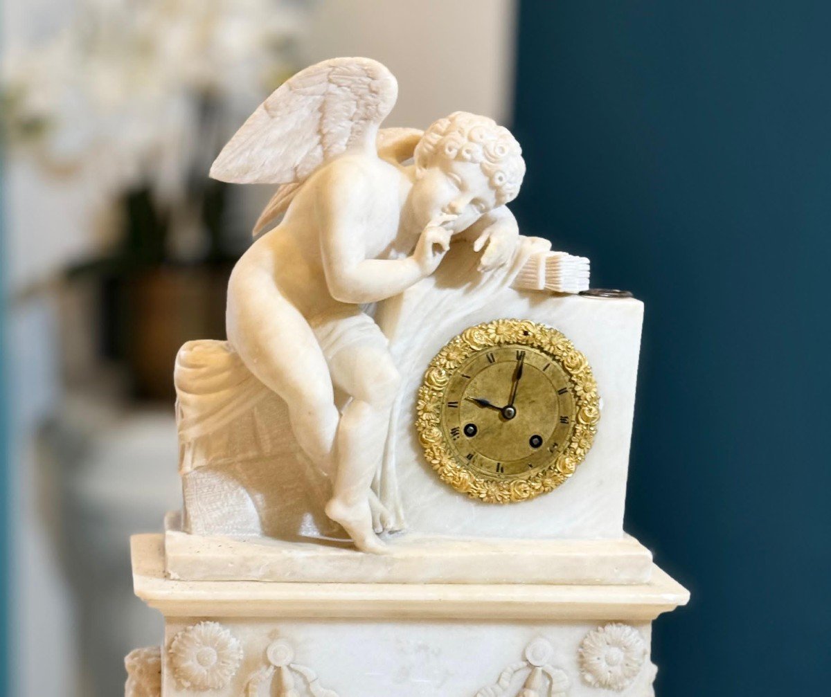 Orologio francese in alabastro con scultura raffigurante un angioletto-photo-3