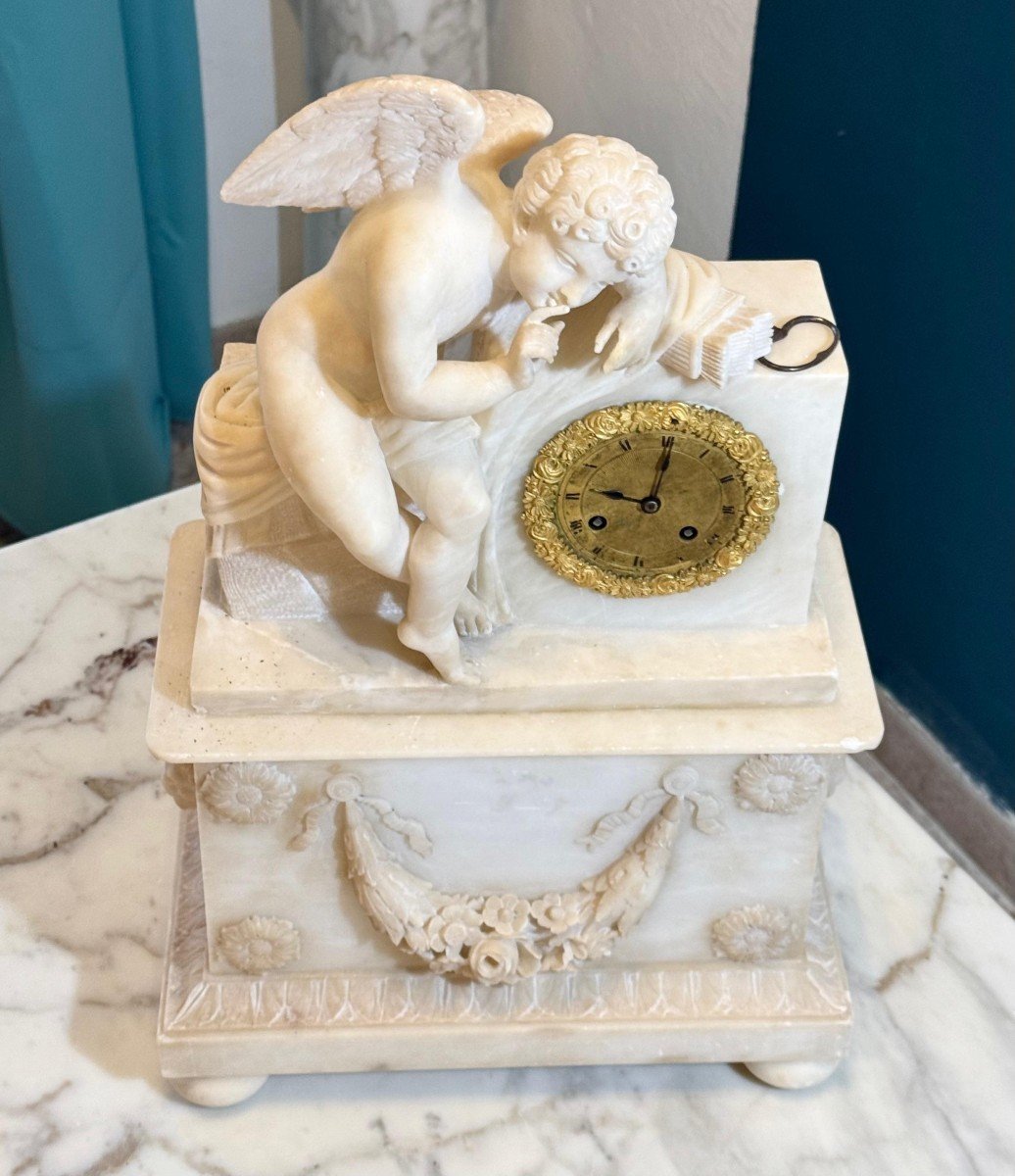 Orologio francese in alabastro con scultura raffigurante un angioletto-photo-4