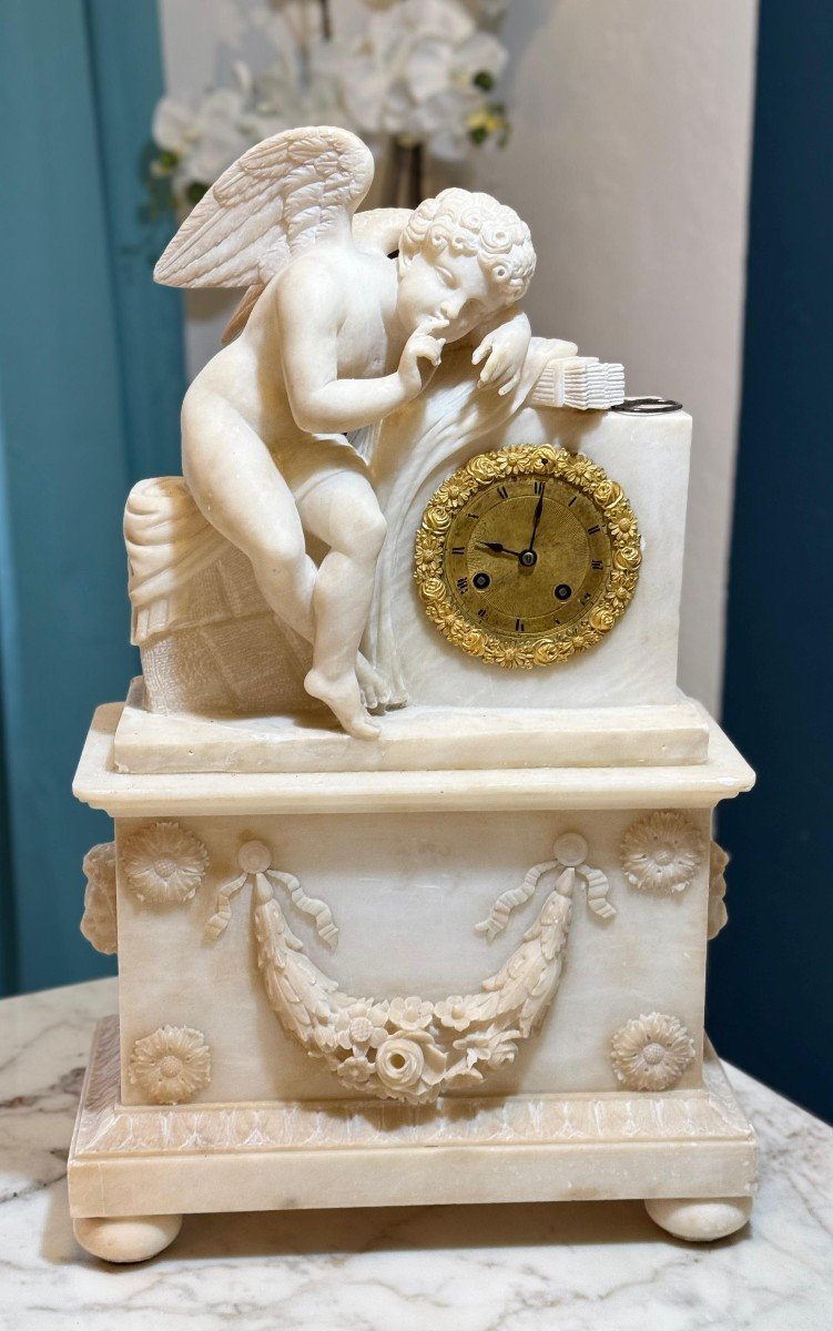 Orologio francese in alabastro con scultura raffigurante un angioletto-photo-2