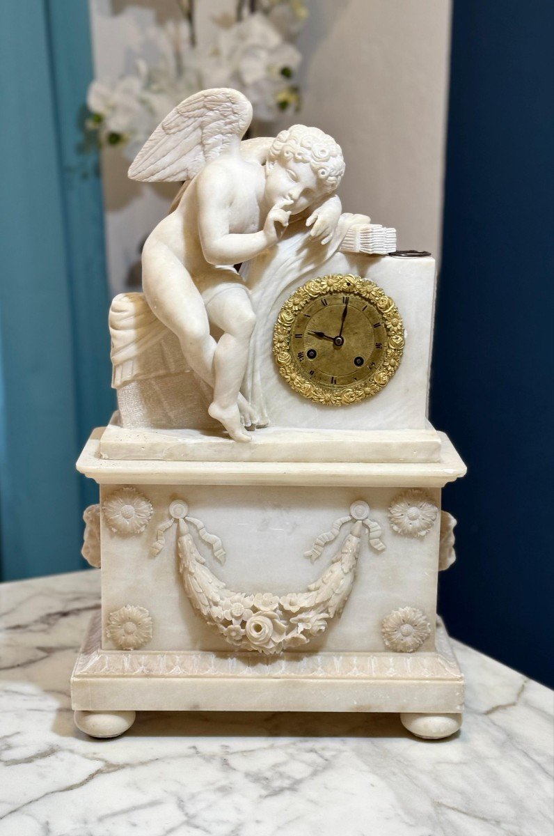 Orologio francese in alabastro con scultura raffigurante un angioletto